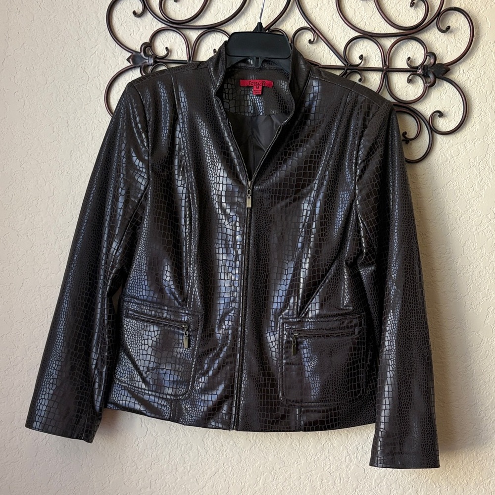 Brown Jacket with 2 front zip pockets.
